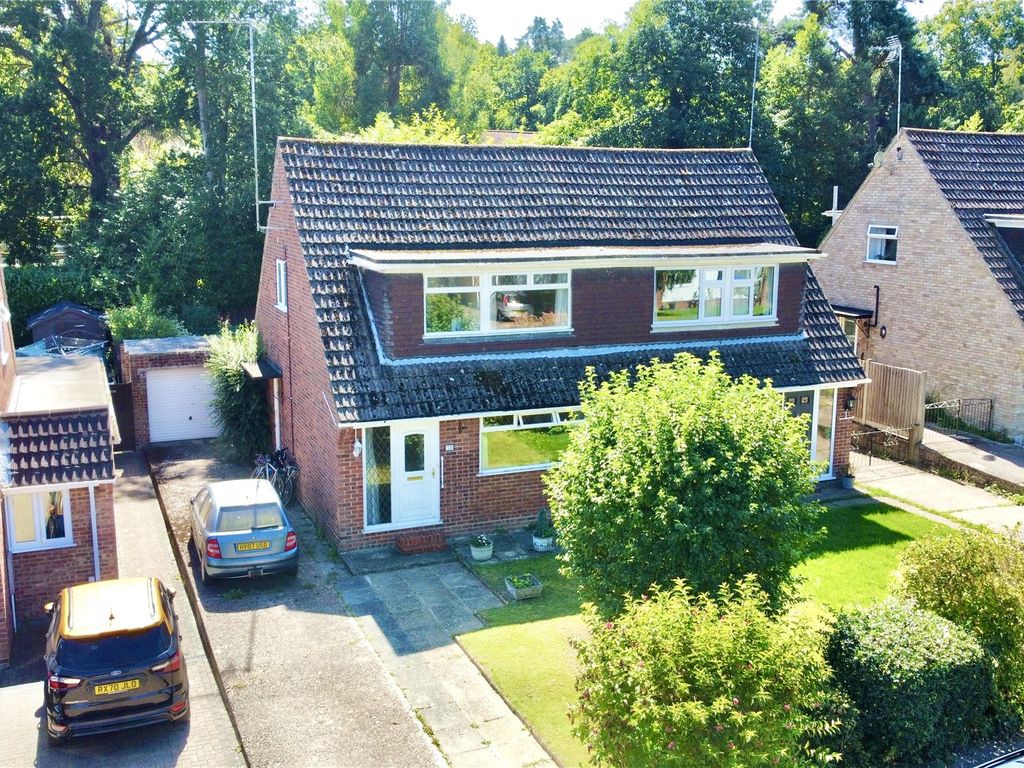 3 bed semidetached house for sale in Foxcote, Finchampstead, Wokingham