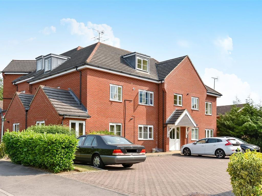 2 bed flat to rent in St. Francis Close, Crowthorne RG45, £1,400 pcm