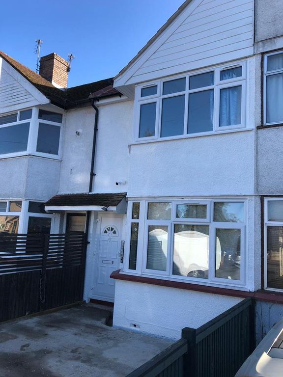 1 bed flat to rent in Fernside Avenue Hanworth, Feltham TW13, £995 pcm