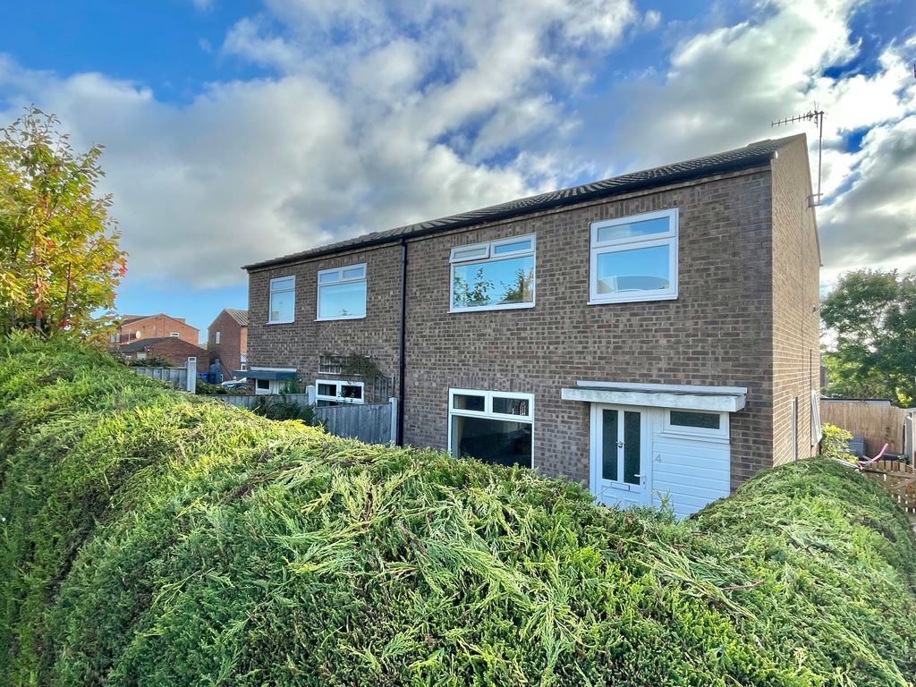 3 bed semidetached house for sale in Taddington Road, Chesterfield S40