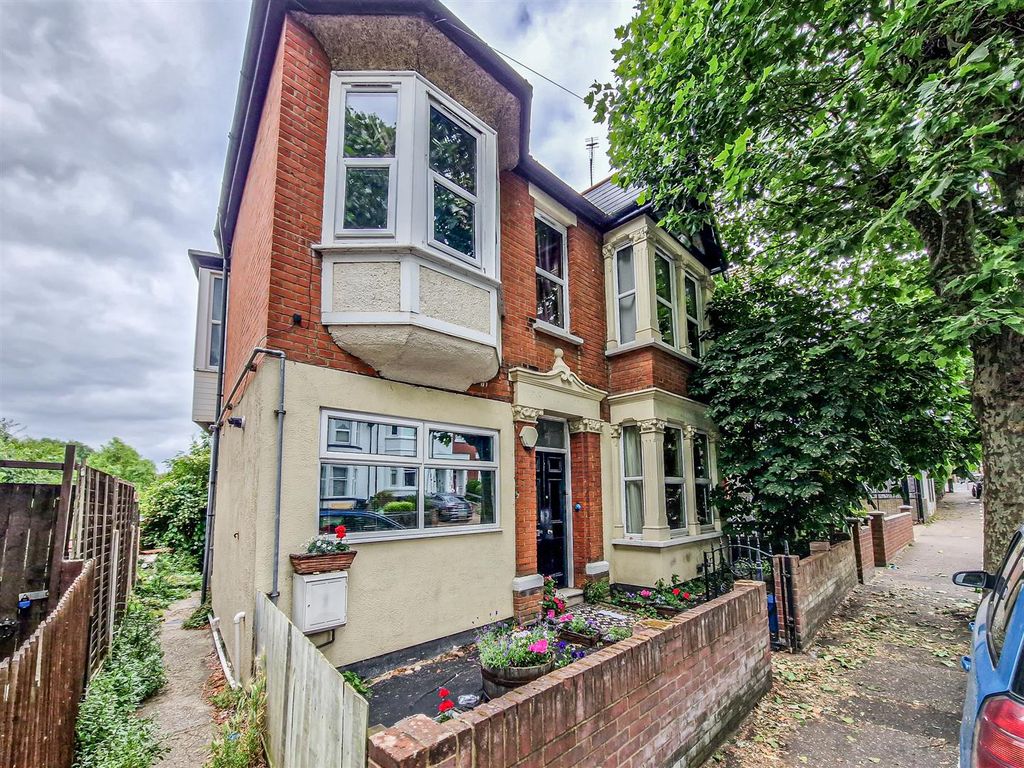 1 bed flat for sale in Canewdon Road, WestcliffOnSea SS0, £160,000