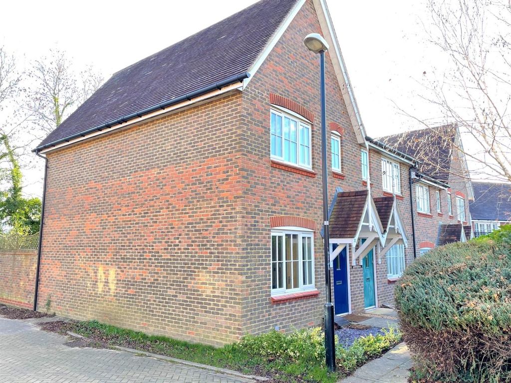 2 bed end terrace house to rent in Roundway, Bolnore Village, Haywards