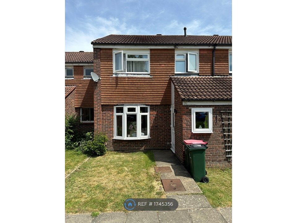 3 bed terraced house to rent in Bitmead Close, Ifield, Crawley RH11