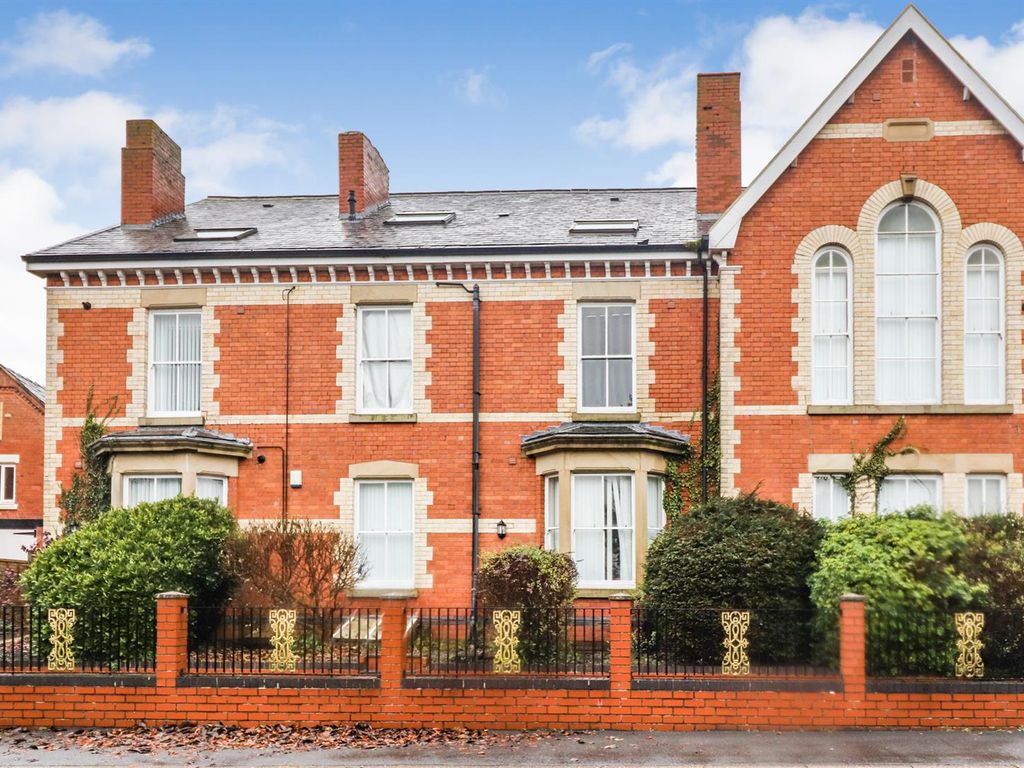 2 bed flat for sale in Queens Road, Oswestry SY11, £145,000 Zoopla