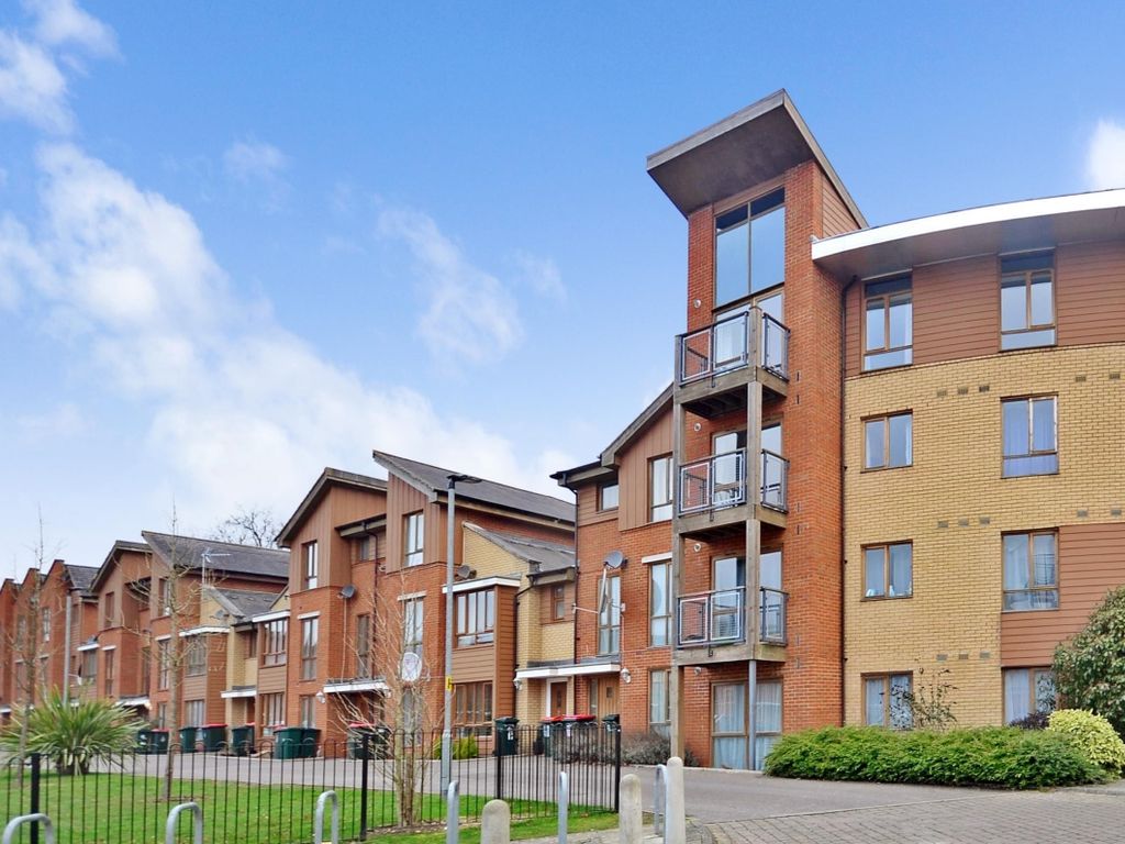 2 bed flat to rent in Commonwealth Drive, Crawley RH10 Zoopla