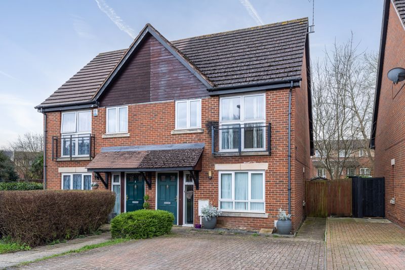 3 bed semidetached house for sale in Windrush Close, Downhead Park