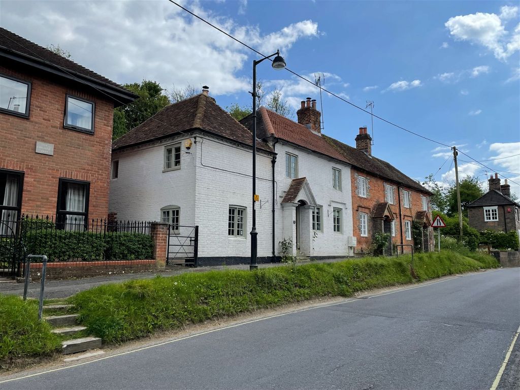 3 bed semidetached house to rent in Swan Street, Kingsclere, Newbury