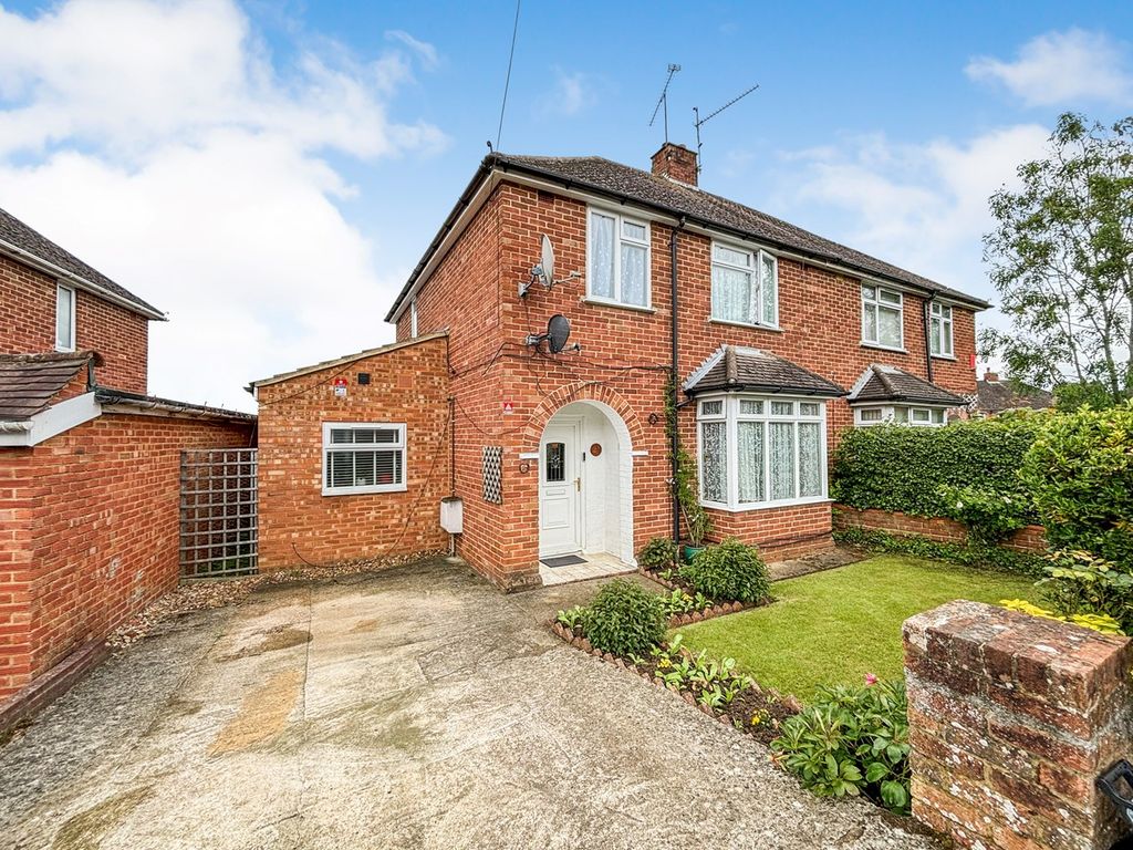 3 bed semidetached house for sale in Links Drive, Tilehurst, Reading