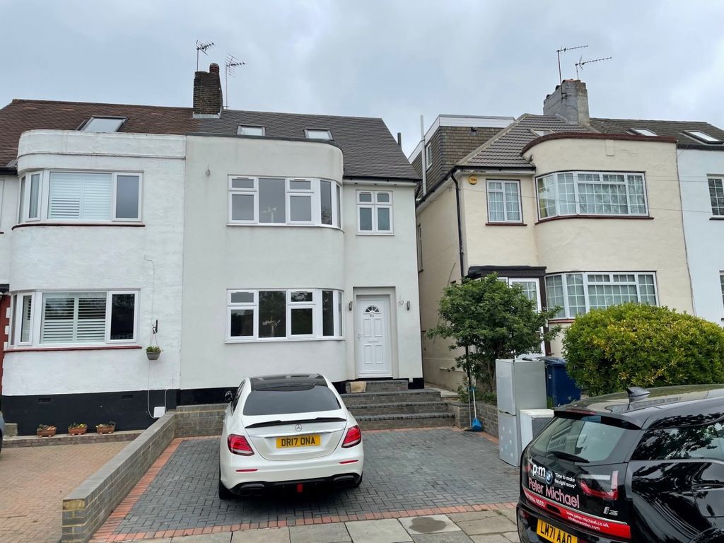 5 bed semidetached house to rent in East Walk, East EN4