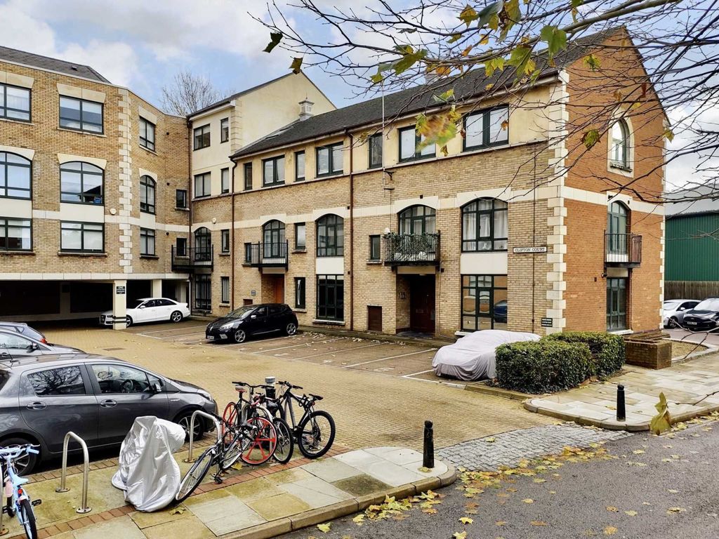 Clifton Court, Hemel Hempstead, Chain Free HP3  