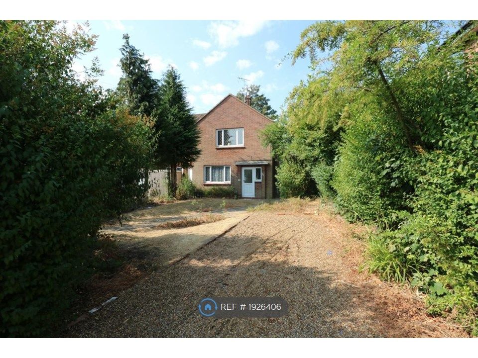 2 bed end terrace house to rent in Newlands Road, Camberley GU15, £