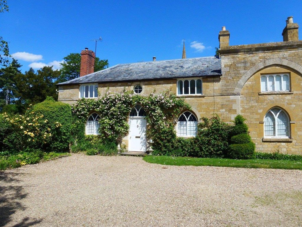 3 bed semidetached house to rent in The Square, Toddington, Cheltenham
