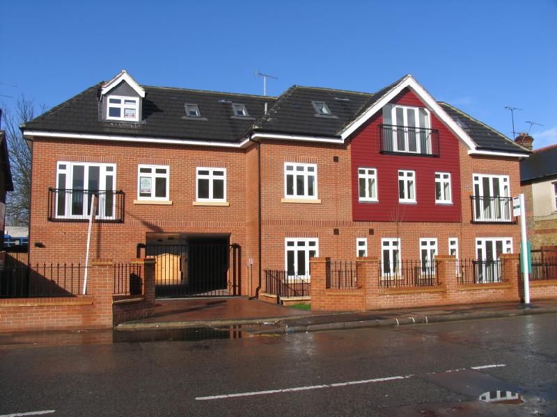 2 bed flat to rent in Goldsworth Road, Woking GU21, £1,450 pcm Zoopla