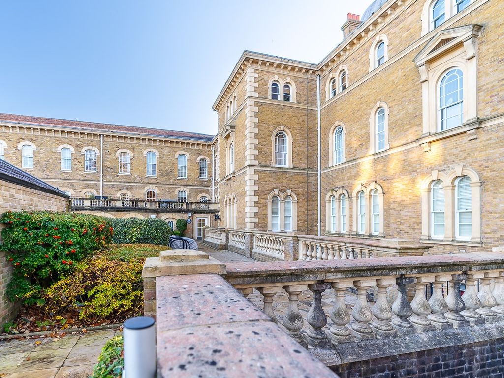 1 bed flat for sale in Princess Park Manor, Royal Drive, London N11, £297,500 Zoopla