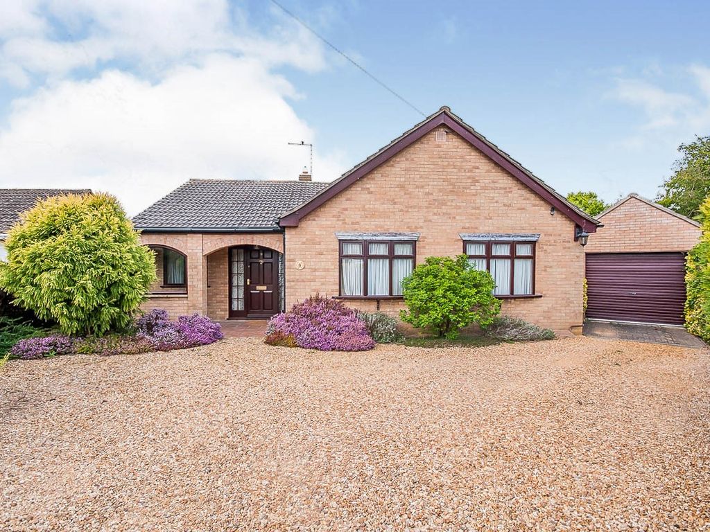 3 bed detached bungalow for sale in Throstlenest, Farcet, Peterborough