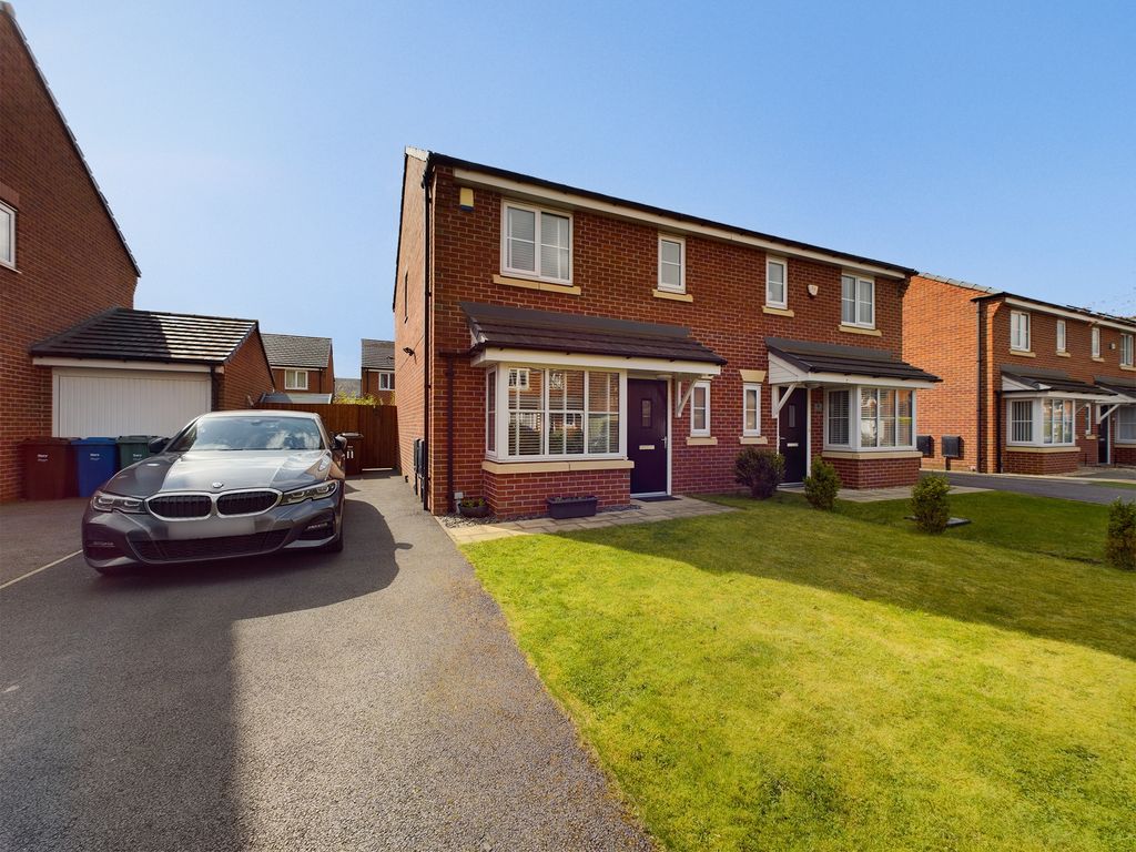 3 bed semidetached house for sale in Hardys Drive, Radcliffe