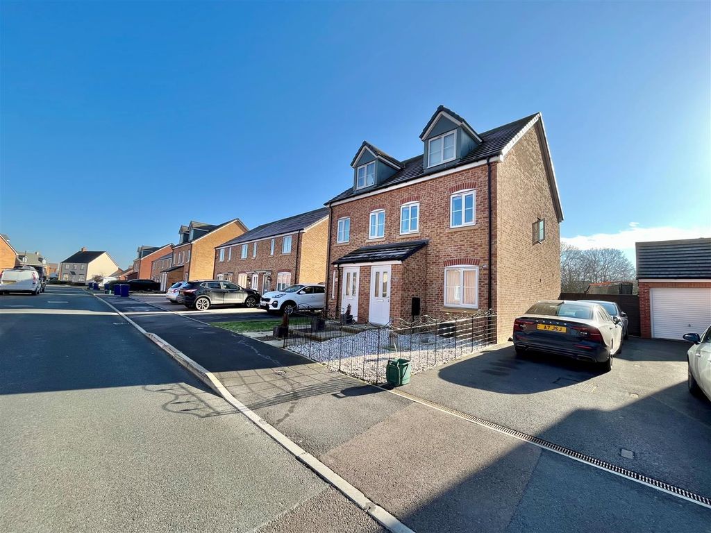 3 bed semidetached house for sale in Longstone Avenue, Longford