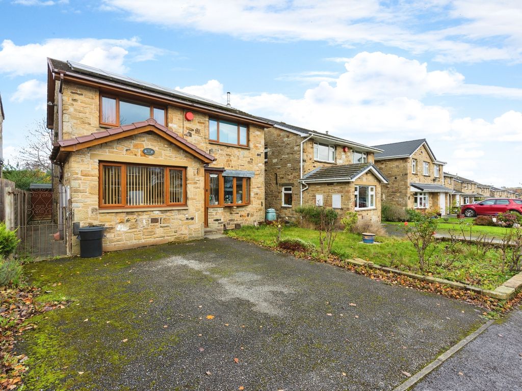 4 bed detached house for sale in Osprey Drive, Huddersfield HD4, £