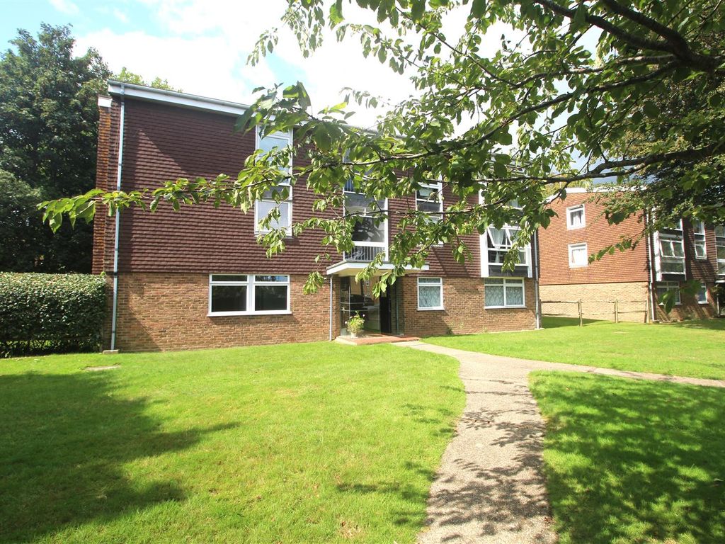 2 bed flat for sale in Dorchester Gardens, Worthing BN11, £150,000 Zoopla