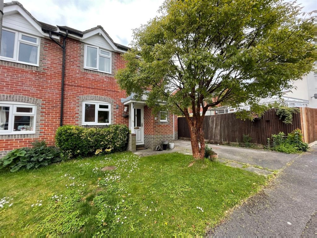 3 bed semidetached house to rent in Harrington Close, Newbury RG14