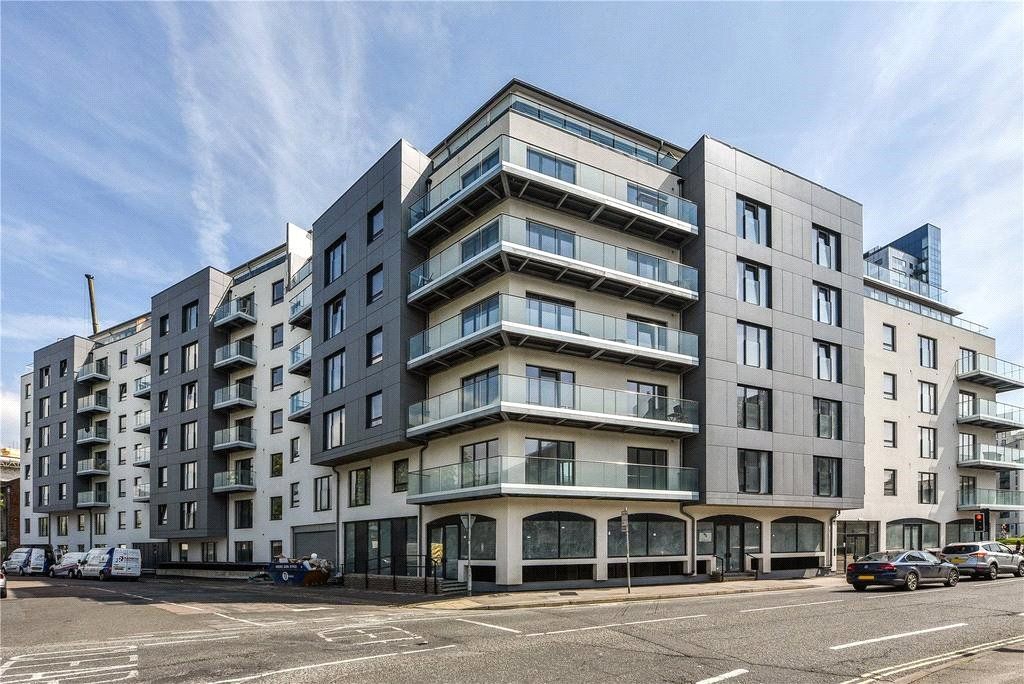 2 bed flat for sale in Royal Crescent Road, Southampton, Hampshire SO14