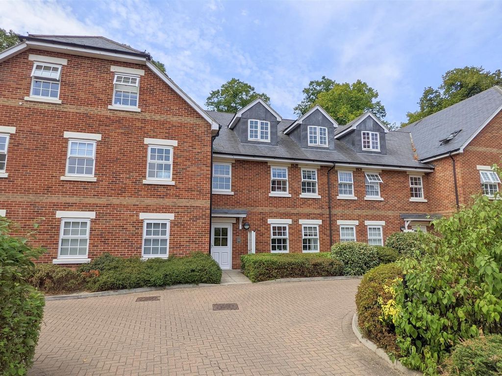 2 bed flat to rent in Walter Slade Court, Norris Close, London Colney