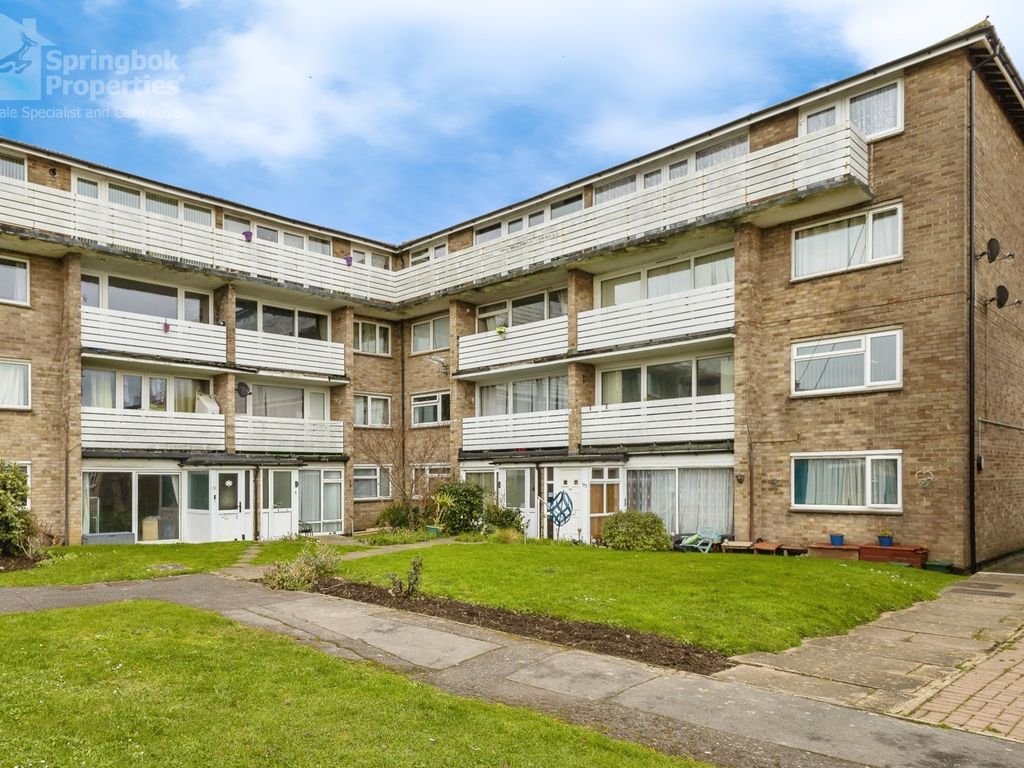 2 bed flat for sale in Wendover Road, Havant, Hampshire PO9, £155,000