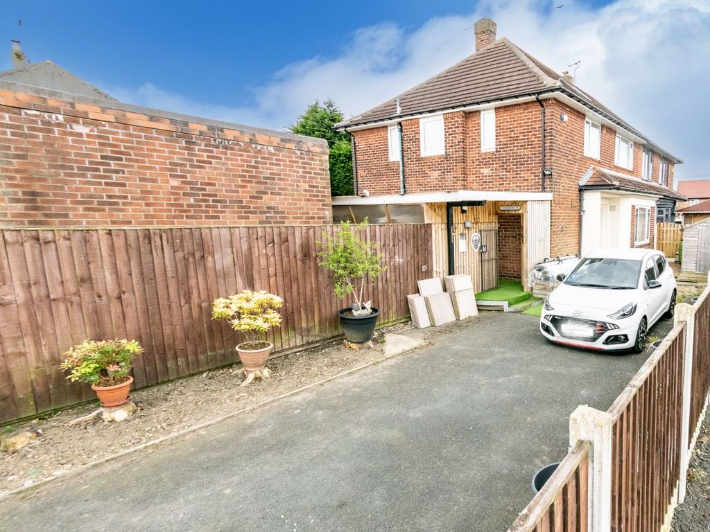 4 bed semidetached house for sale in Lanshaw Road, Middleton, Leeds