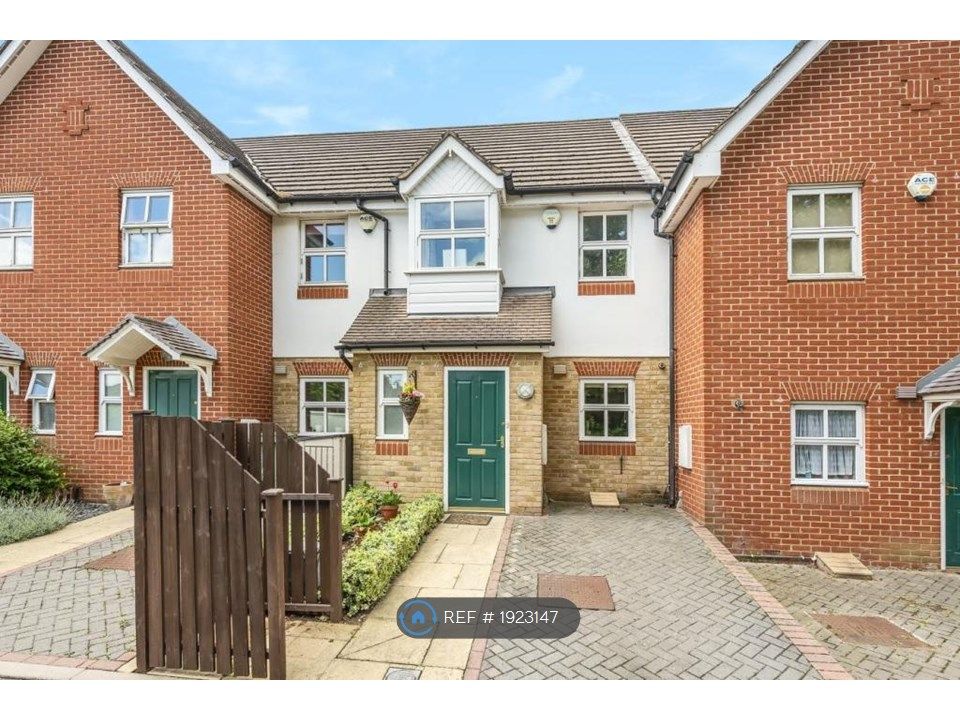 3 bed terraced house to rent in Woodbury Gardens, London SE12, £2,090