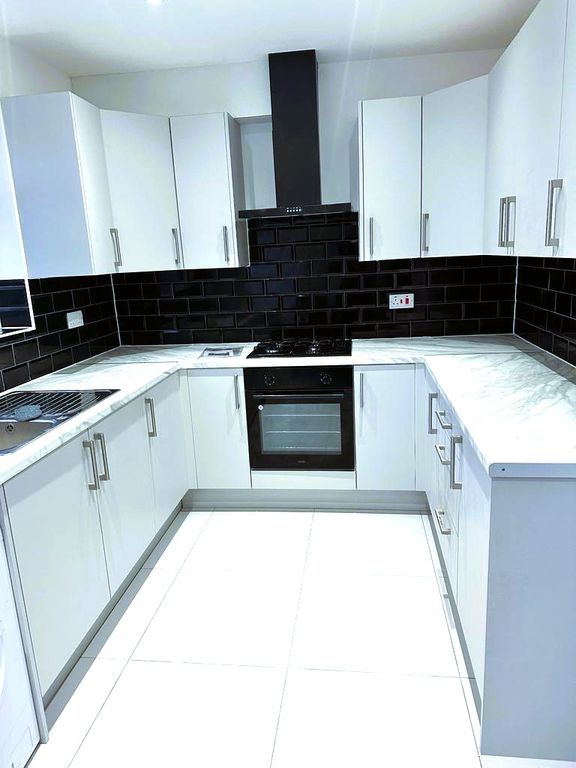 3 bed terraced house to rent in Sandford Avenue, Loughton IG10, £1,850