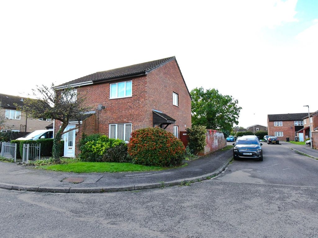 2 bed semidetached house for sale in Alburgh Close, Bedford MK42, £