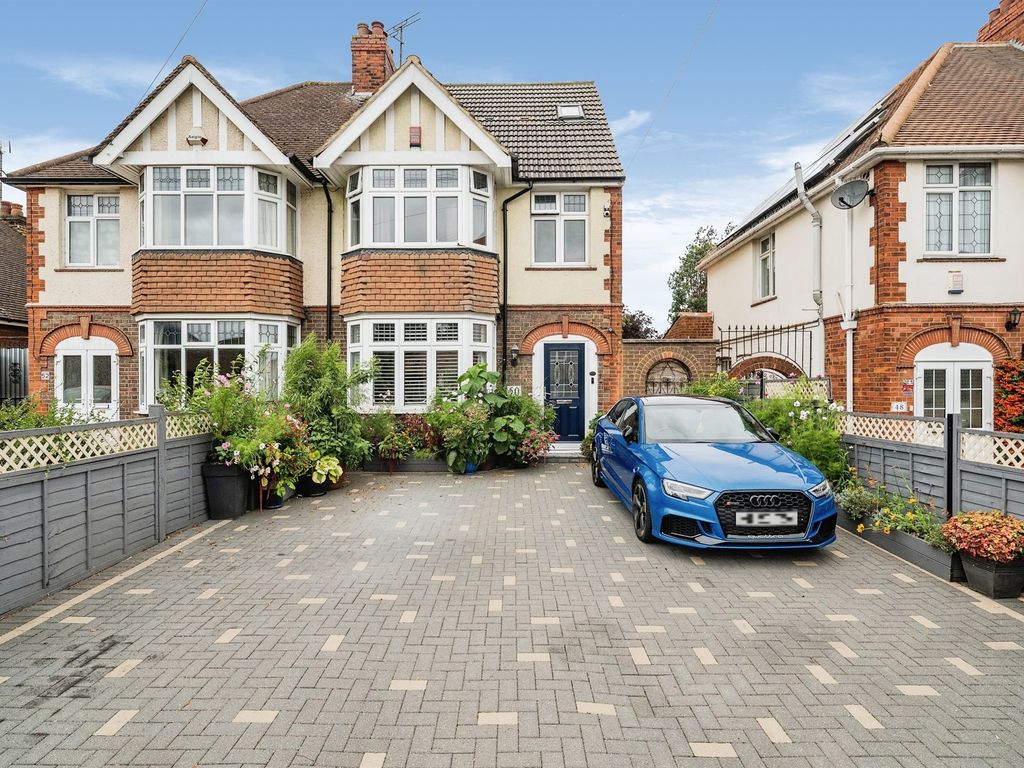 5 bed semidetached house for sale in The Avenue, Luton LU4, £500,000