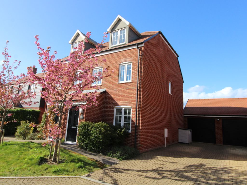 3 bed semidetached house for sale in Dukes Meadow, Bramley, Tadley