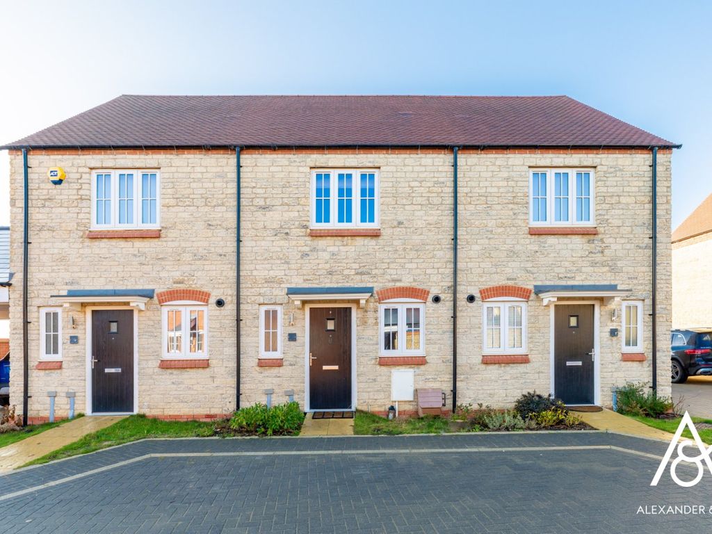 2 bed terraced house for sale in Kingston Drive, Bicester, Oxfordshire