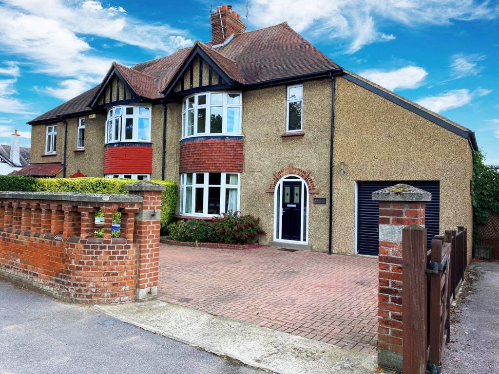 5 bed semidetached house to rent in Borden Lane, Sittingbourne ME10