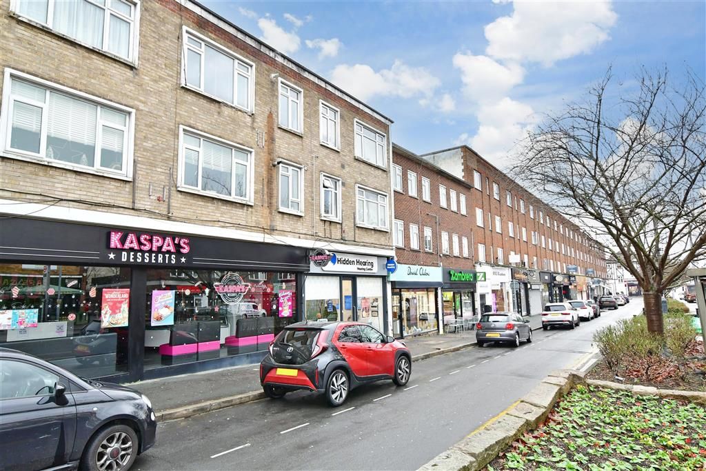 2 bed flat for sale in High Road, Loughton, Essex IG10, £285,000 Zoopla