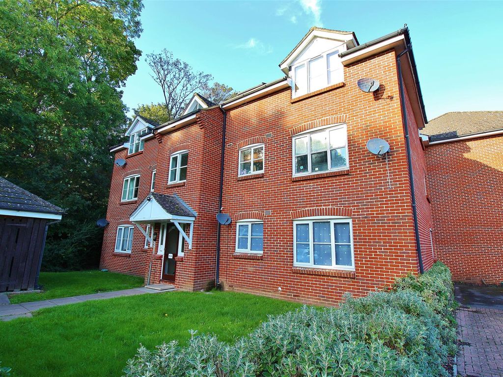 2 bed flat for sale in Bankside Close, Isleworth TW7, £325,000 Zoopla