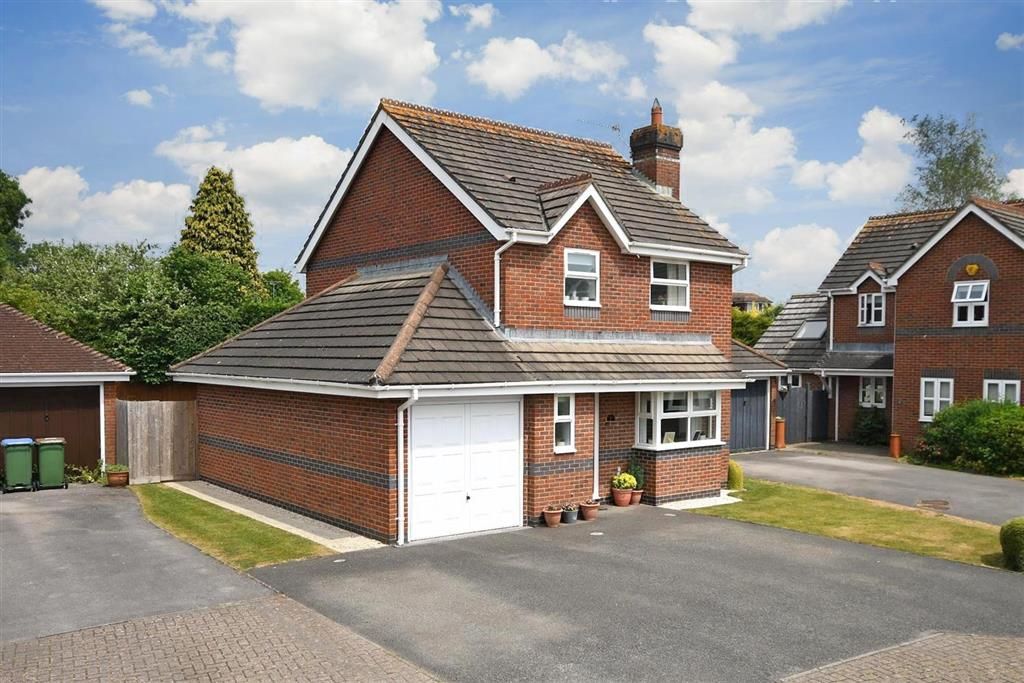 3 bed detached house for sale in Blakes Farm Road, Southwater, Horsham
