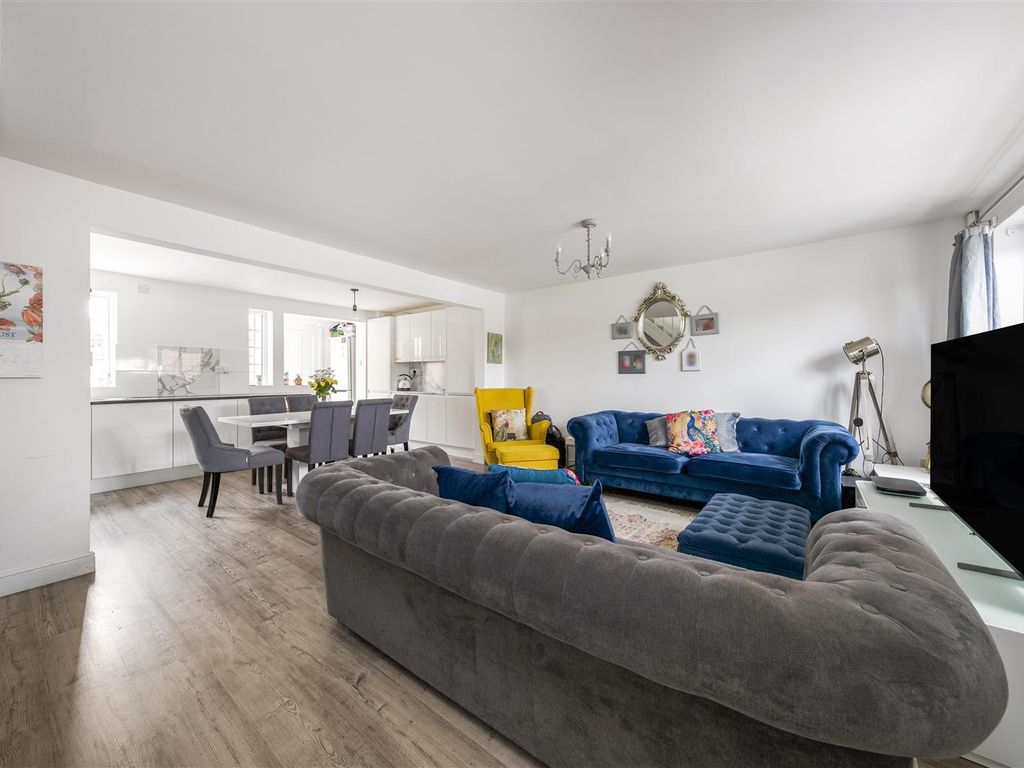 3 bed end terrace house for sale in Avondale Drive, Hayes UB3, £500,000