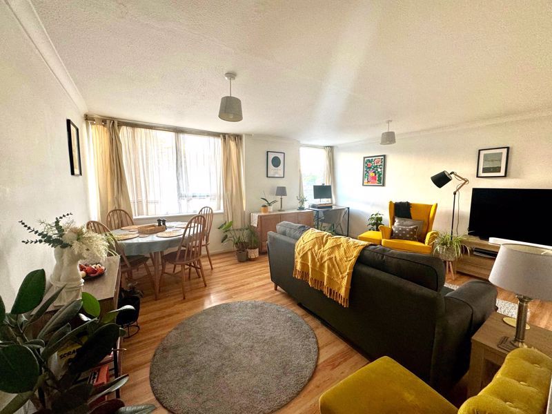 2 bed flat to rent in Duncan Close, New EN5, £1,800 pcm