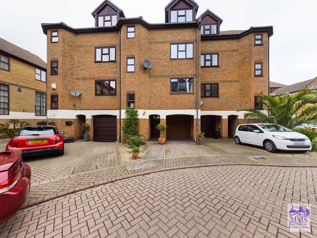 3 bed property for sale in Hathaway Court, Esplanade, Rochester ME1