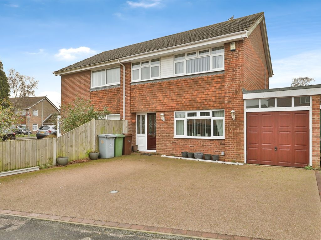 3 bed semidetached house for sale in Cottinghams Drive, Hellesdon
