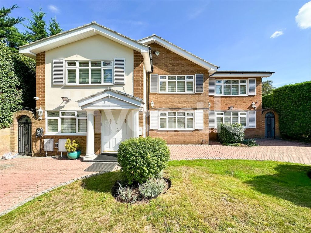 5 bed detached house for sale in Abingdon Close, Uxbridge UB10, £