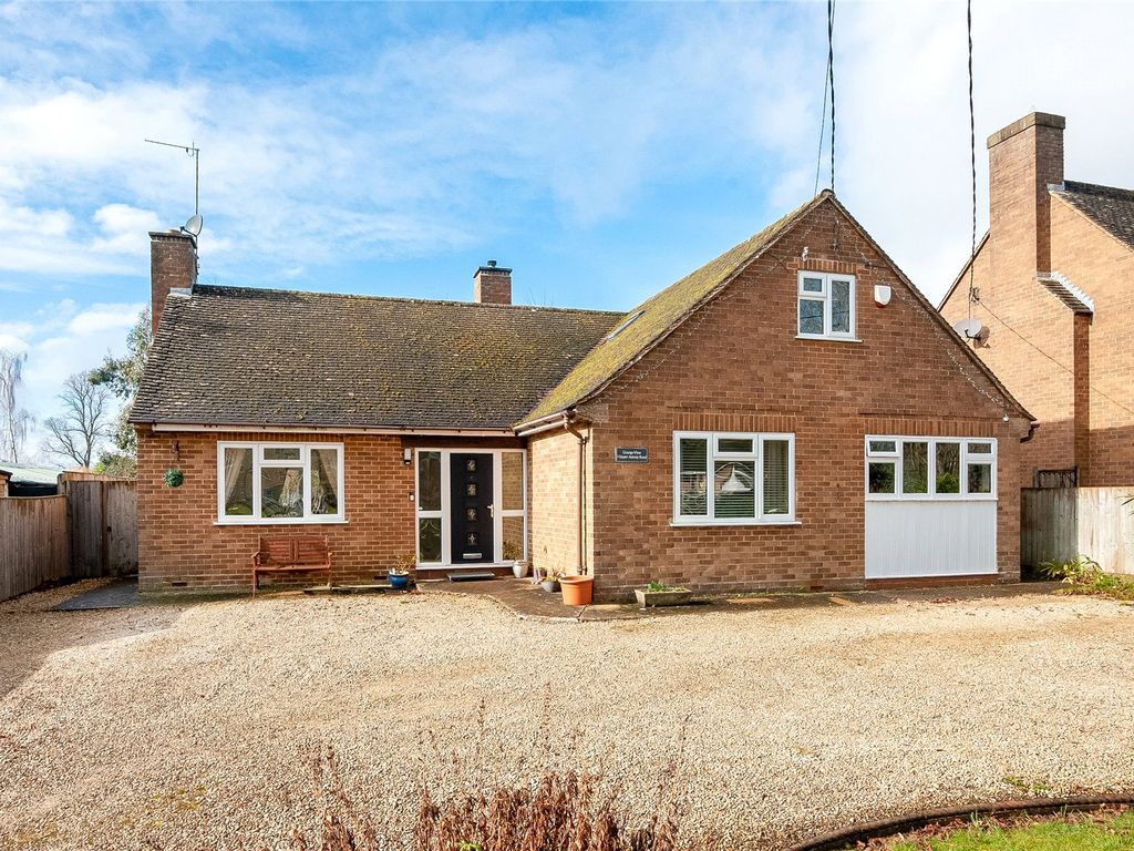4 bed bungalow for sale in Upper Astrop Road, Kings Sutton, Banbury