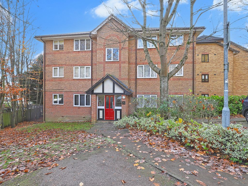 1 bed flat for sale in Centre Drive, Epping CM16, £240,000 Zoopla