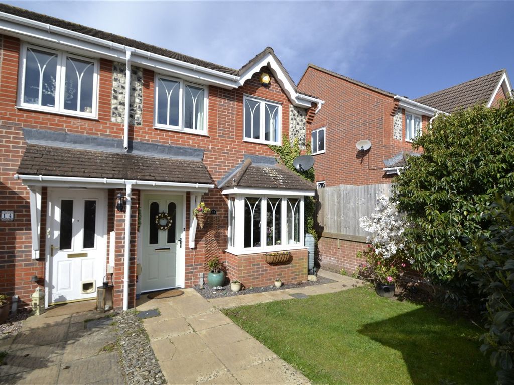 3 bed semidetached house for sale in Hawthorne Close, Thatcham