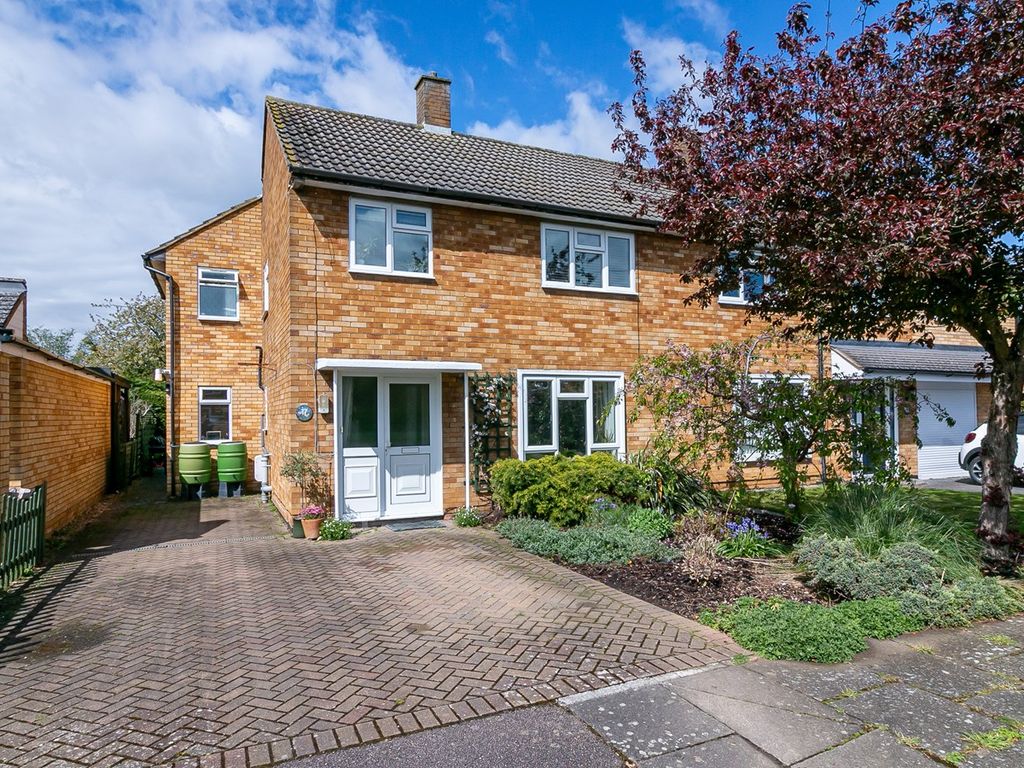4 bed semidetached house for sale in Heathermere, Letchworth Garden