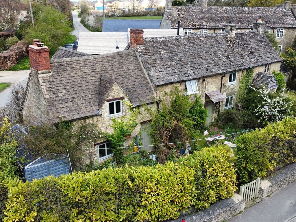 4 bed semidetached house for sale in London Road, Poulton, Cirencester