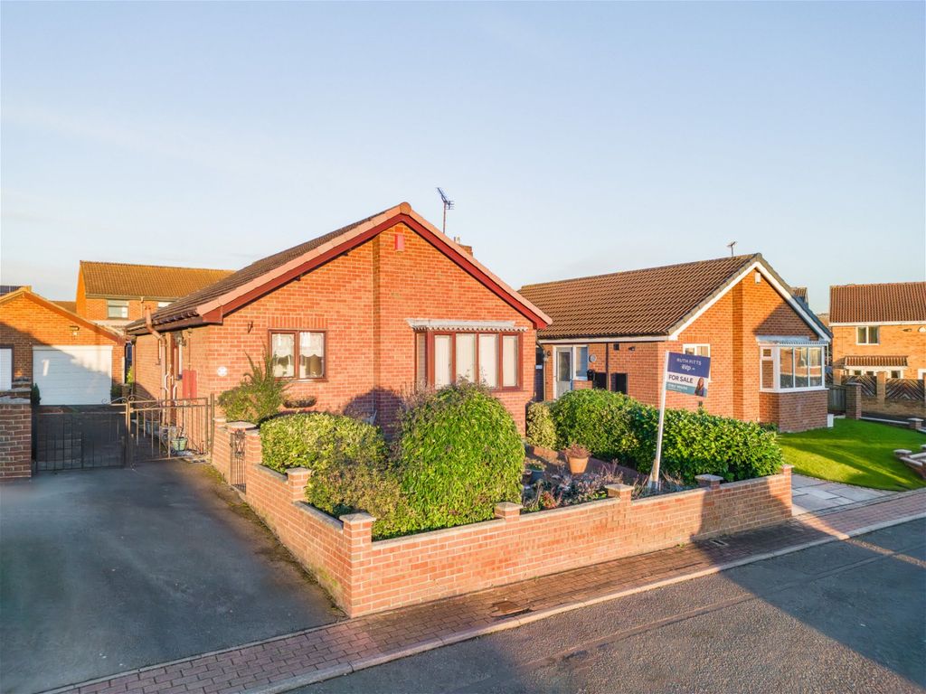 2 bed bungalow for sale in Nunns Court, Featherstone WF7, £210,000 Zoopla
