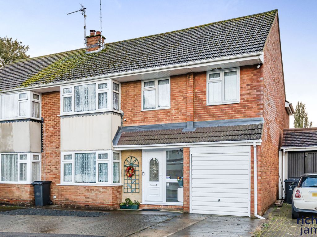 4 bed semidetached house for sale in Kerrs Way, Wroughton, Wiltshire